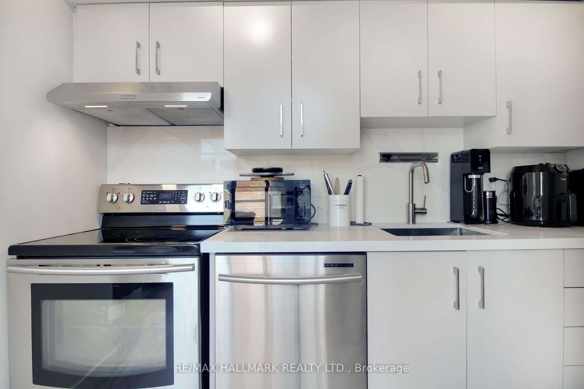 36 Charlotte St, #709