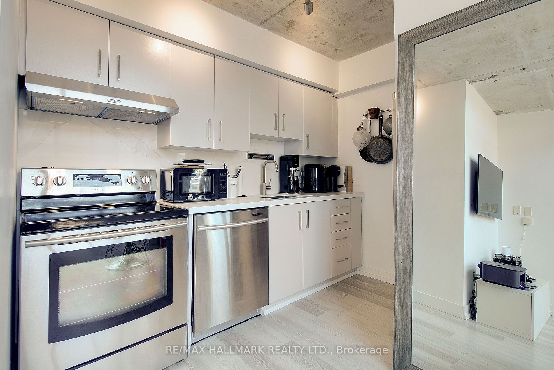 36 Charlotte St, #709