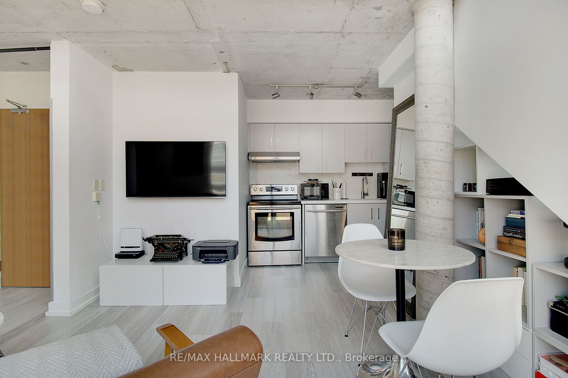 36 Charlotte St, #709