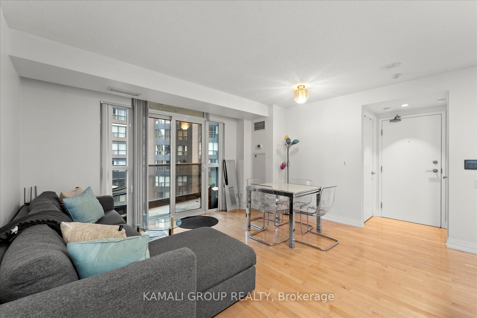 21 Carlton St, #1201