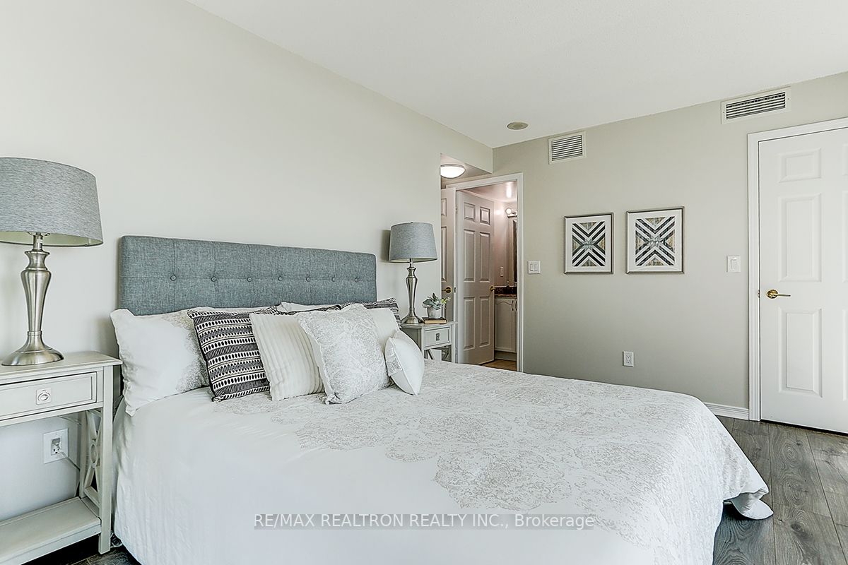 5500 Yonge St, #808
