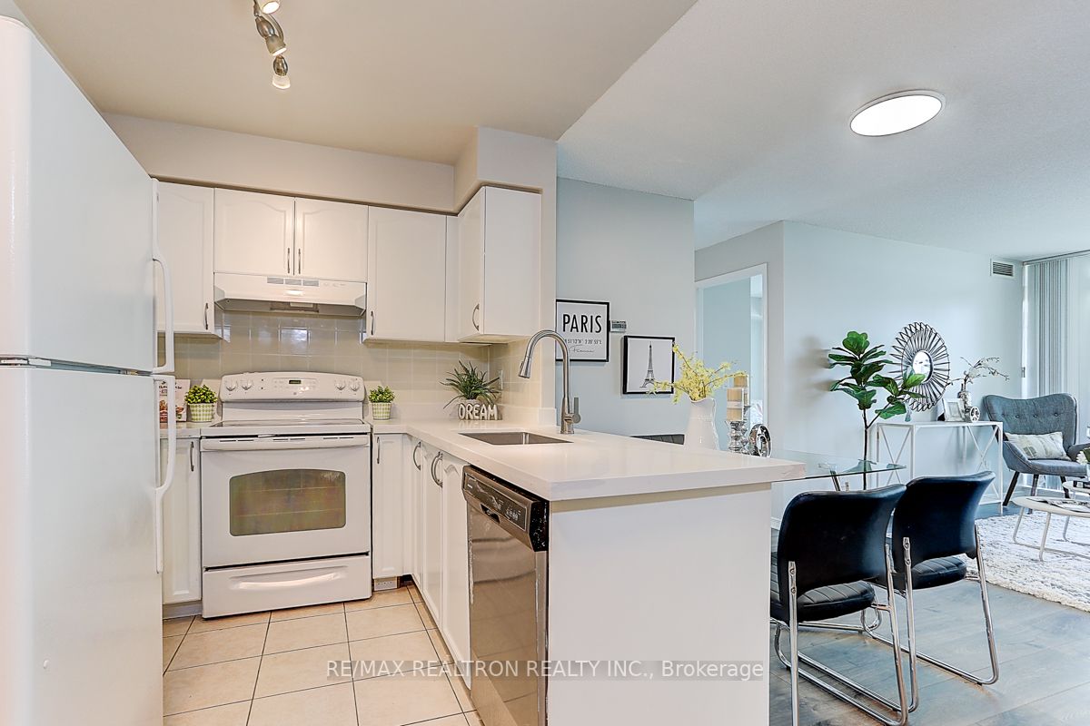 5500 Yonge St, #808
