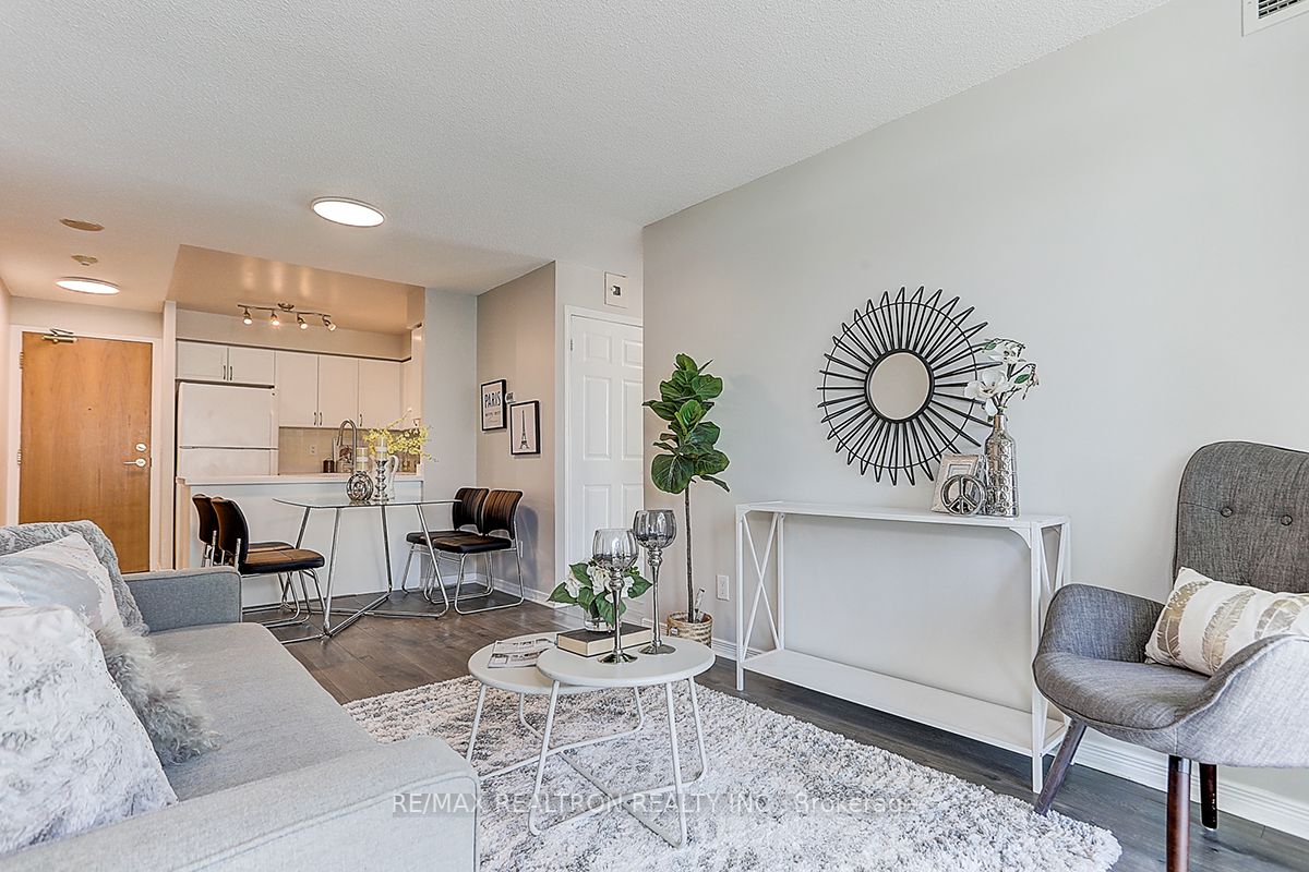5500 Yonge St, #808