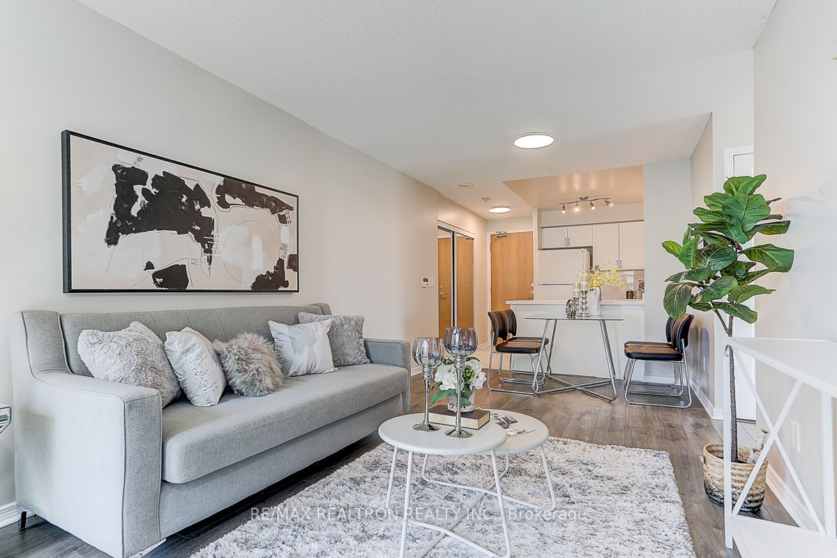 5500 Yonge St, #808