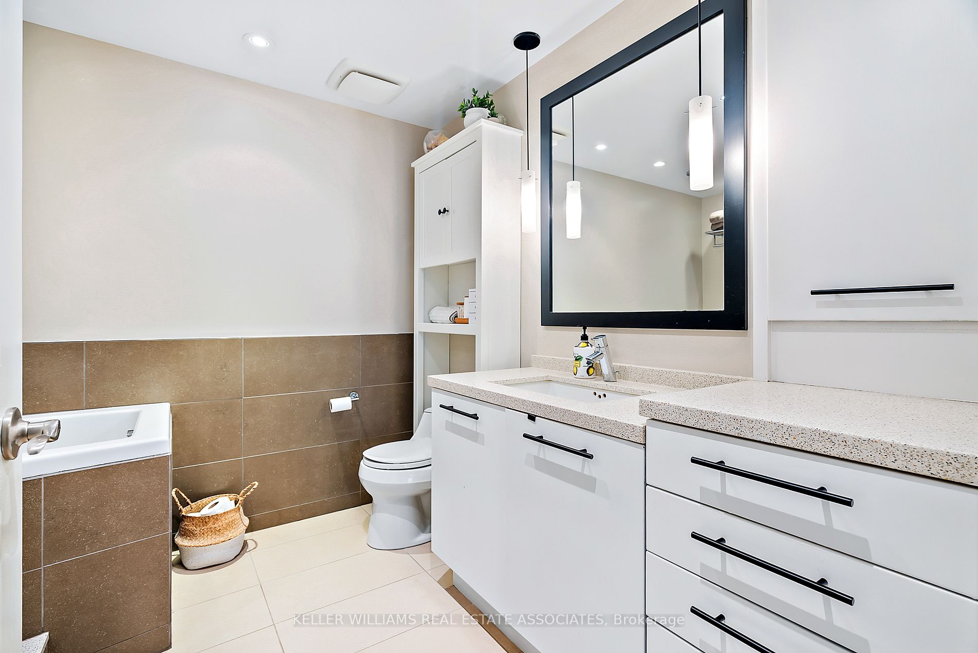 270 Wellington St W, #1120