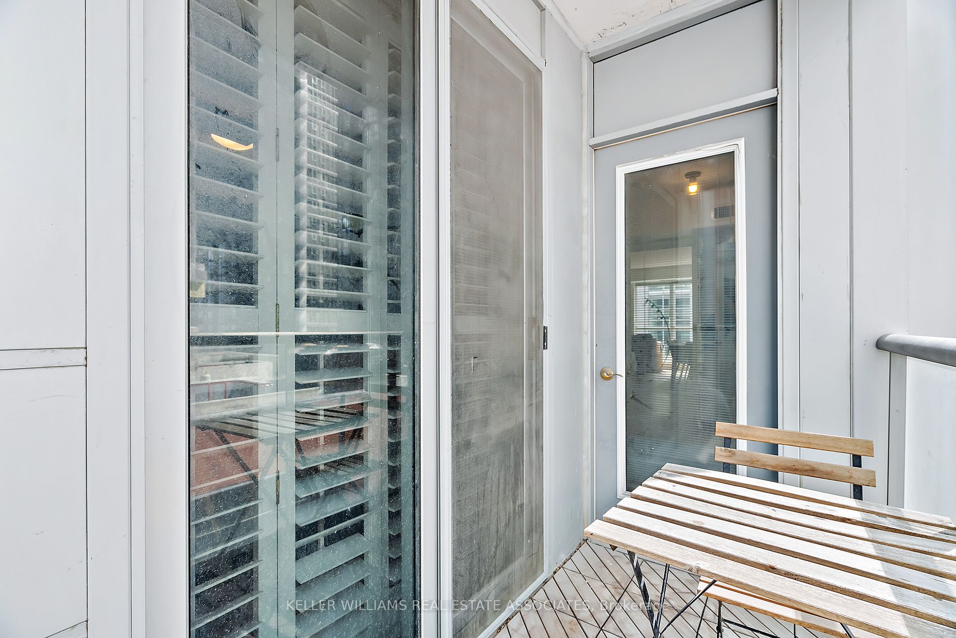 270 Wellington St W, #1120