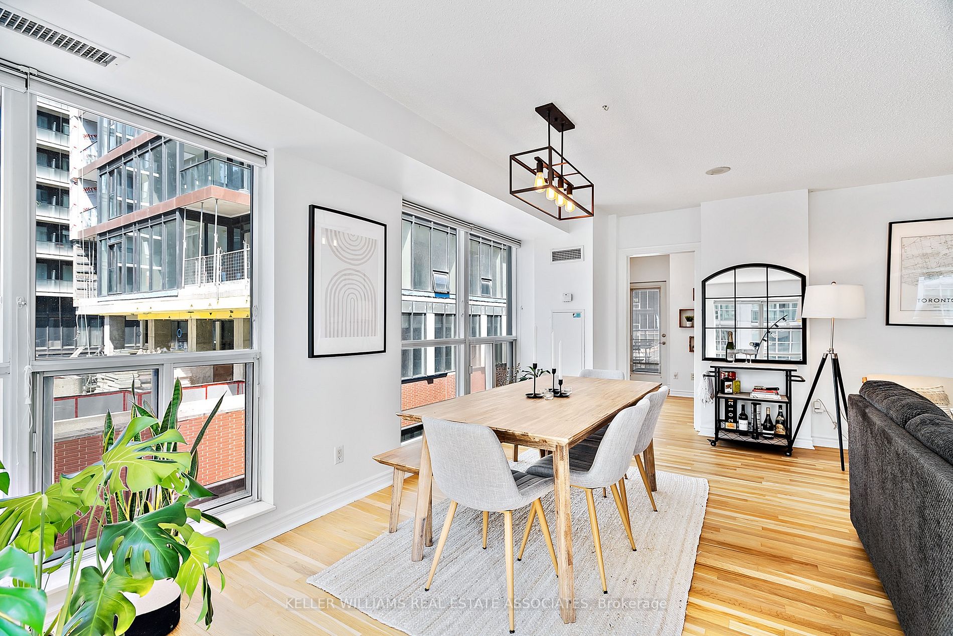 270 Wellington St W, #1120