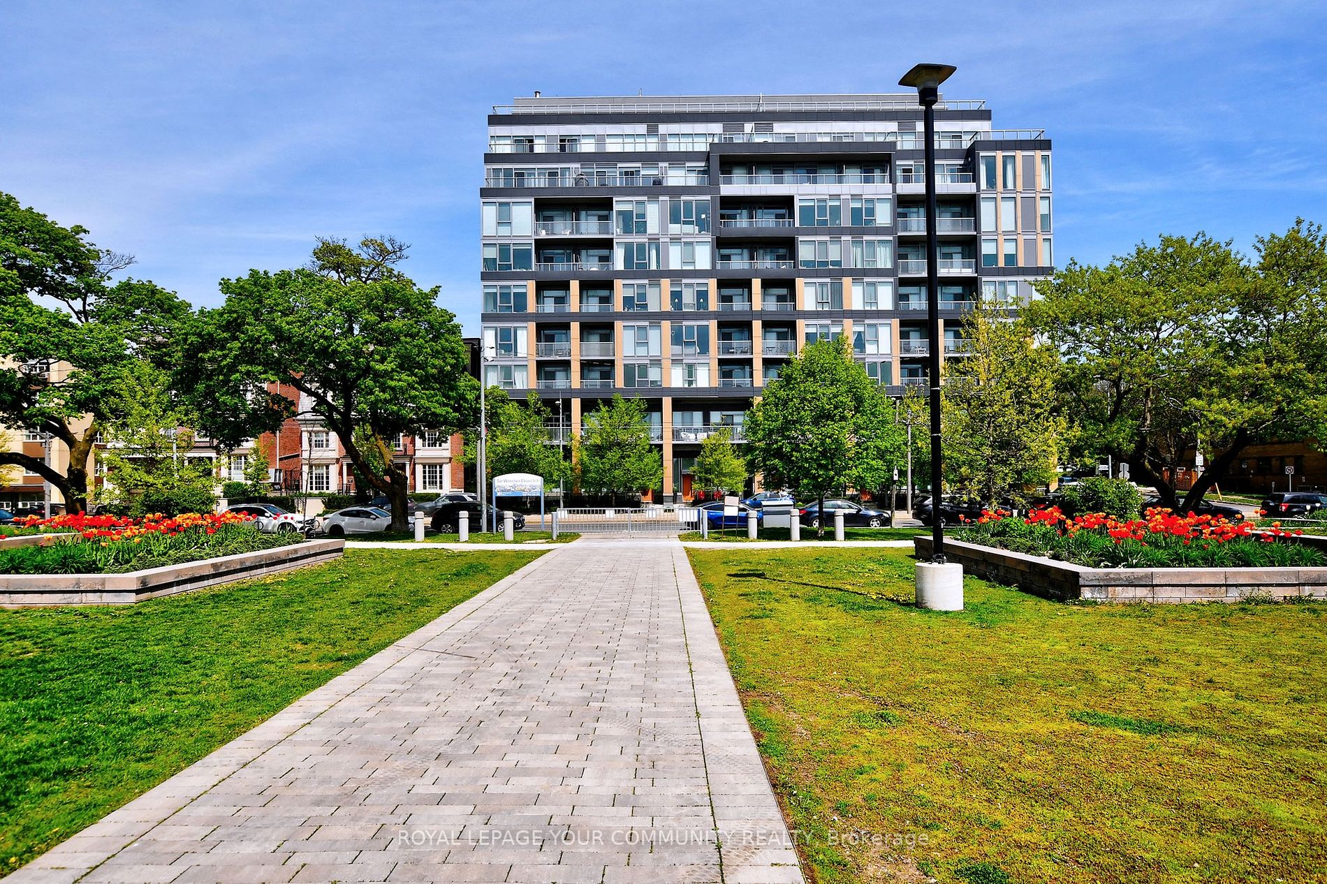6 Parkwood Ave, #206