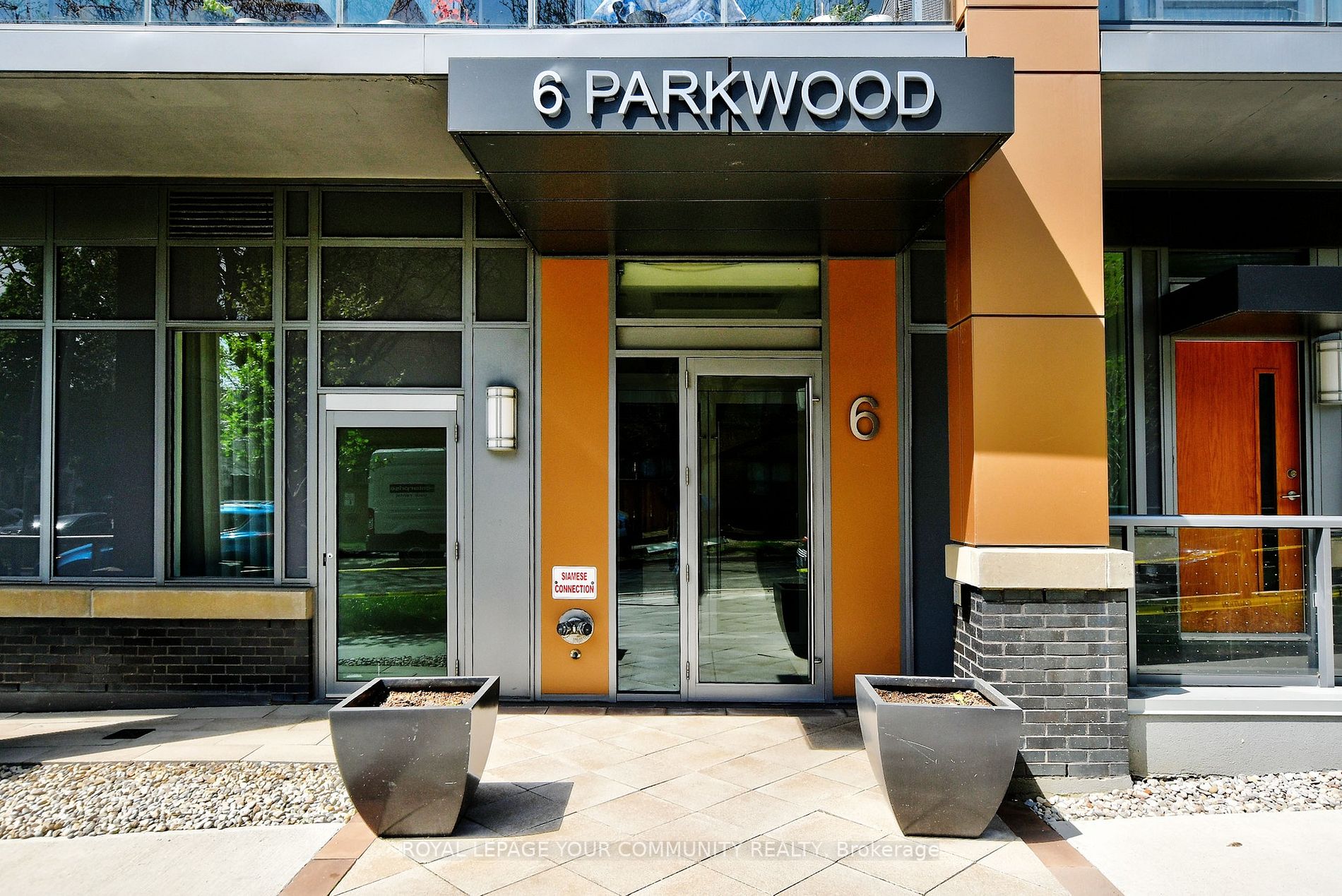 6 Parkwood Ave, #206