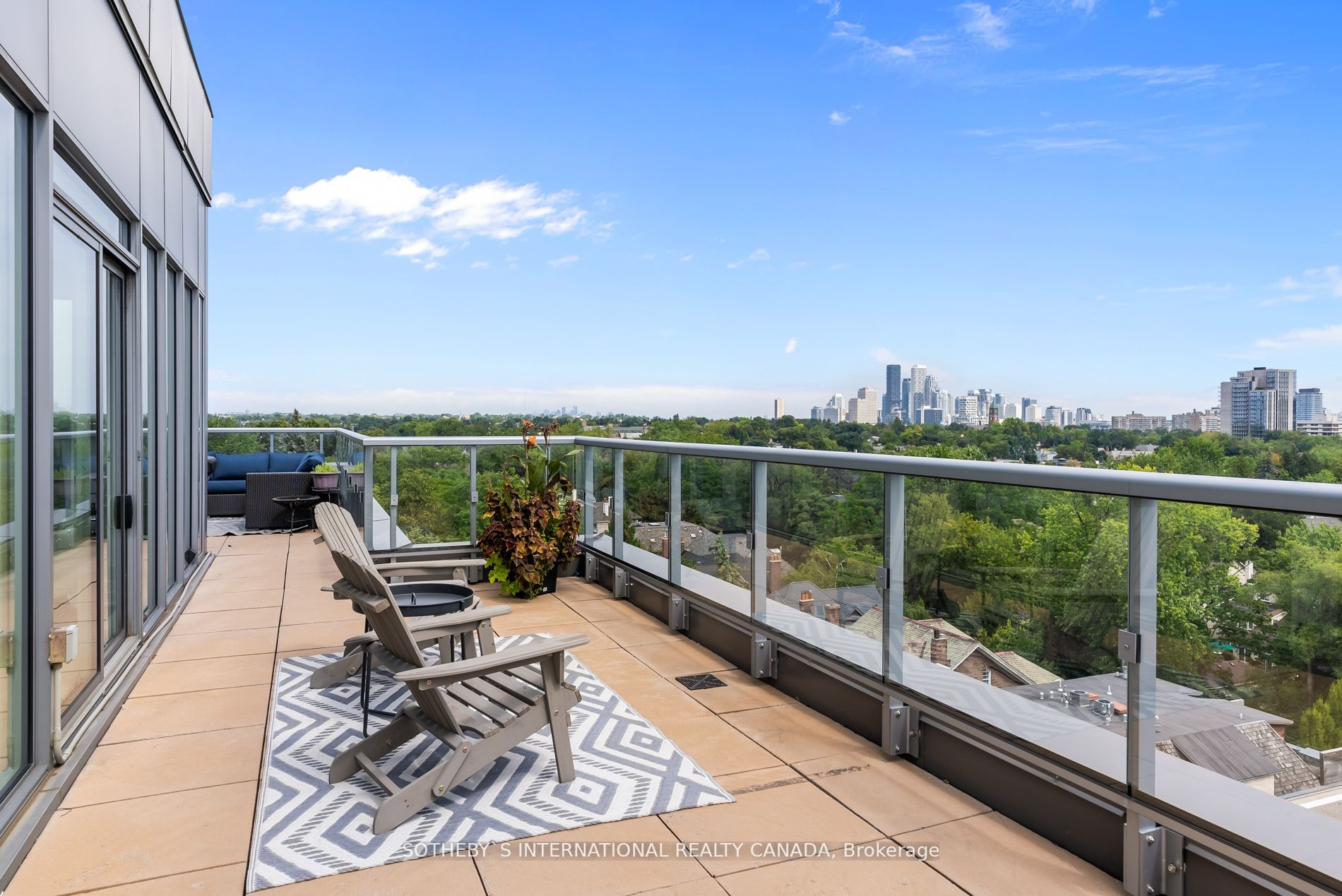 6 Parkwood Ave, #901