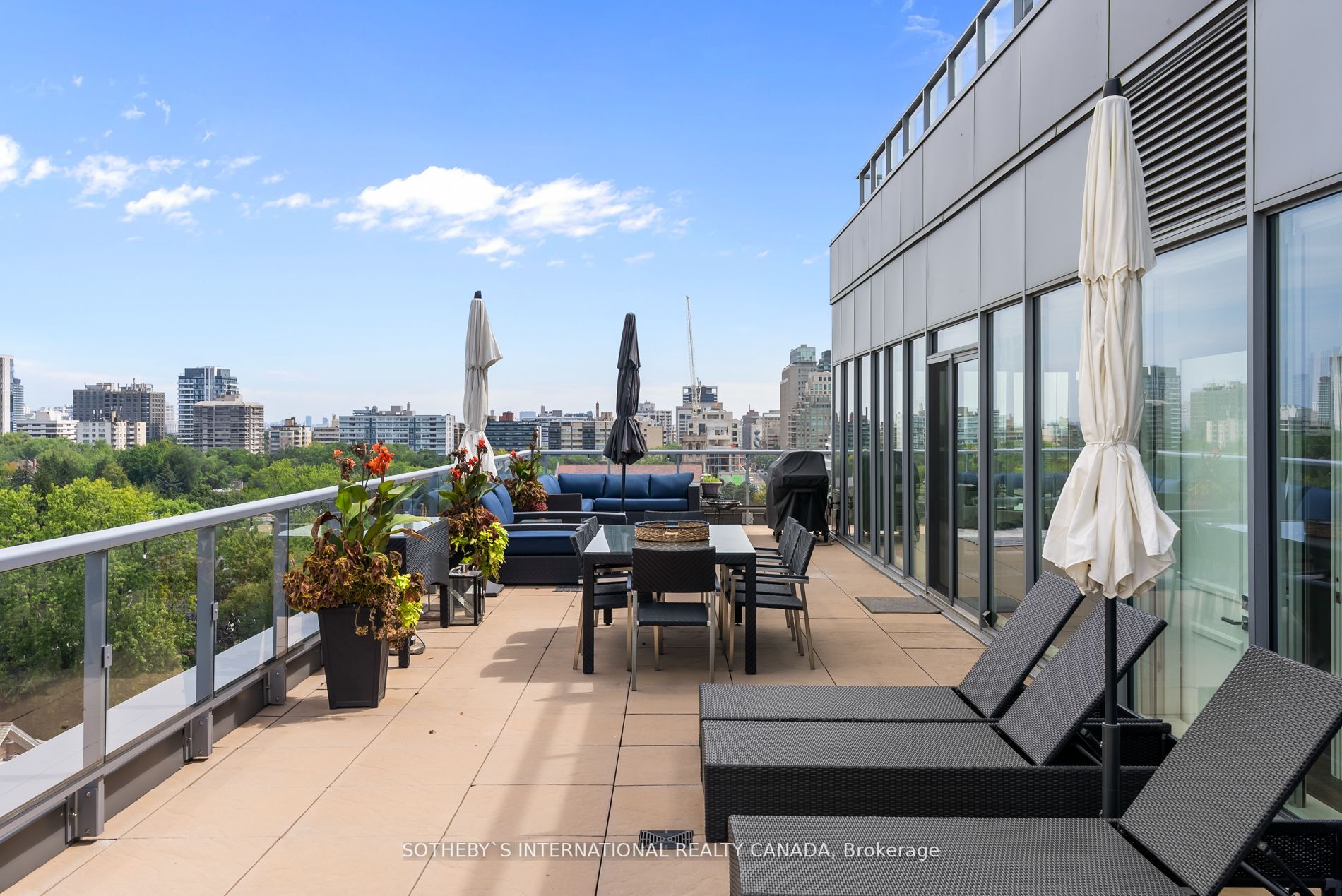 6 Parkwood Ave, #901