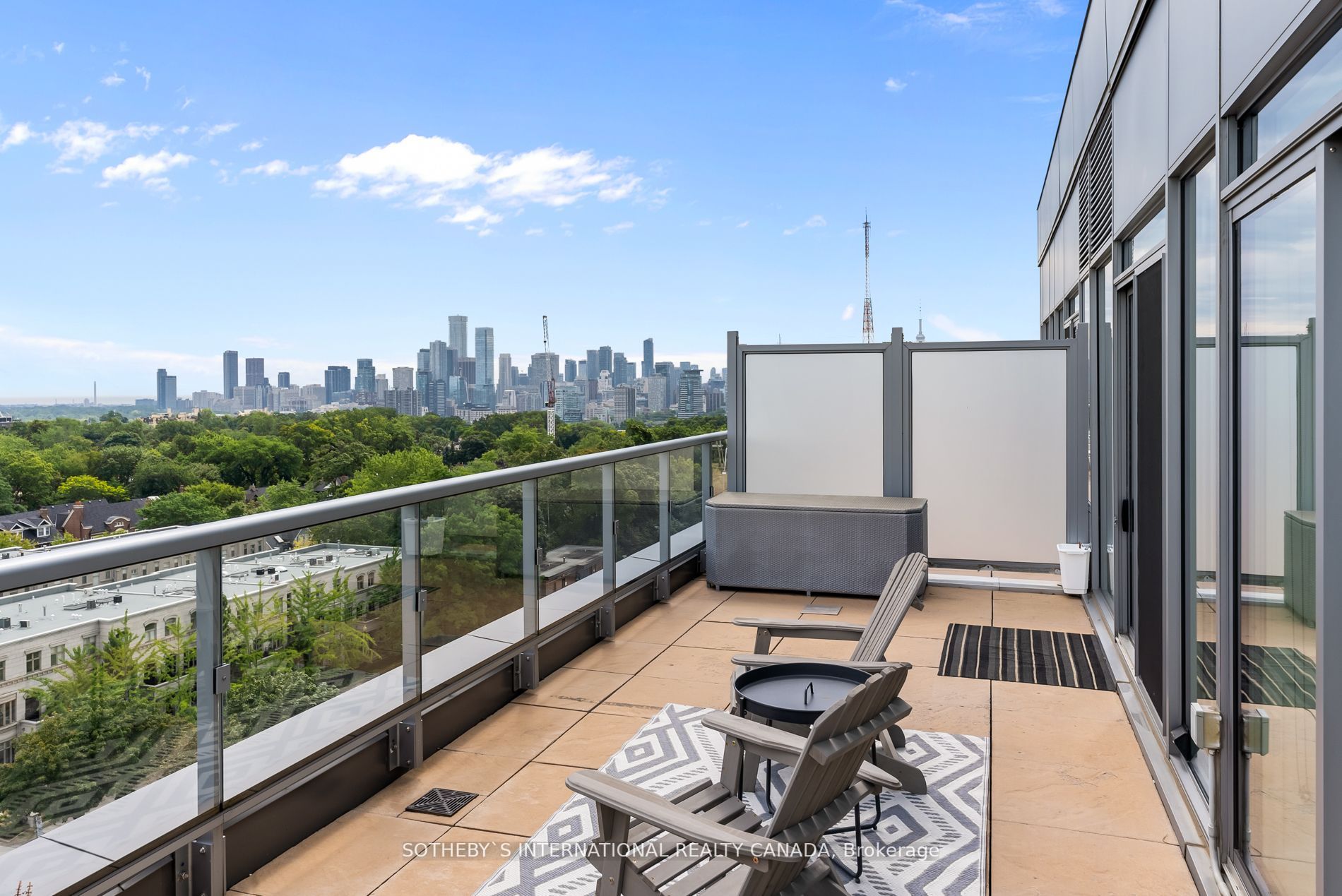 6 Parkwood Ave, #901