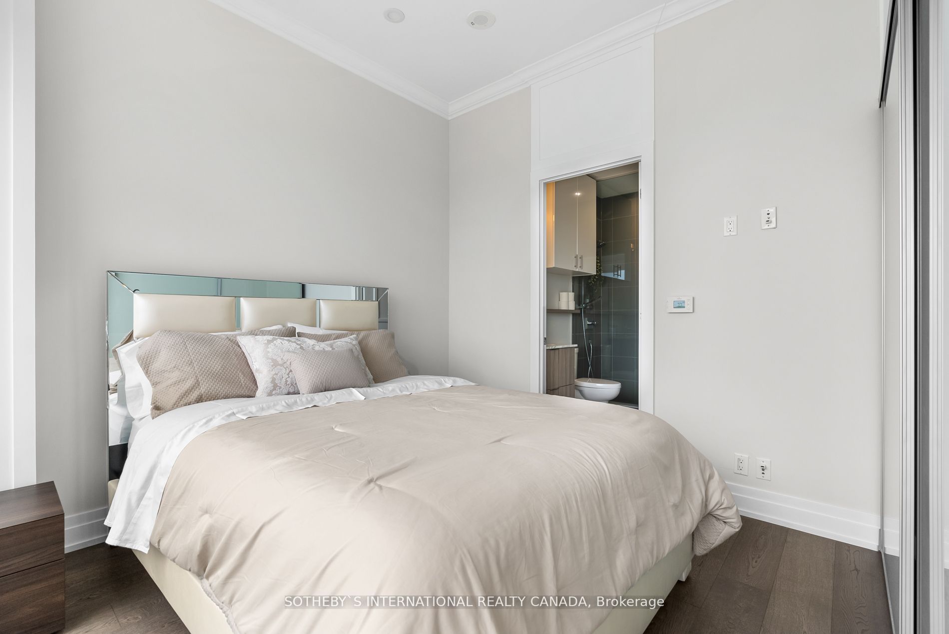 6 Parkwood Ave, #901