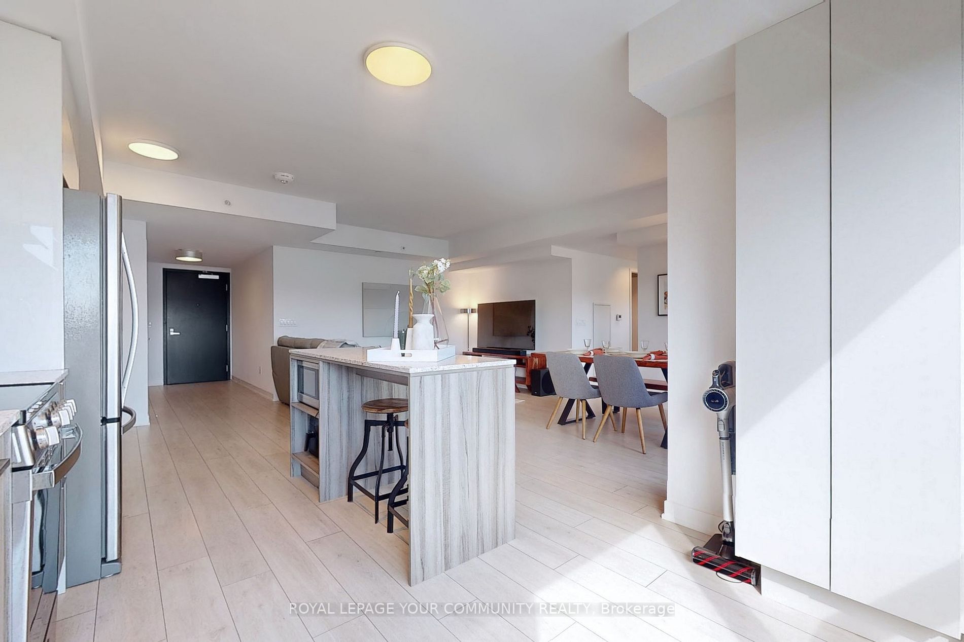31 Tippett Rd, #215