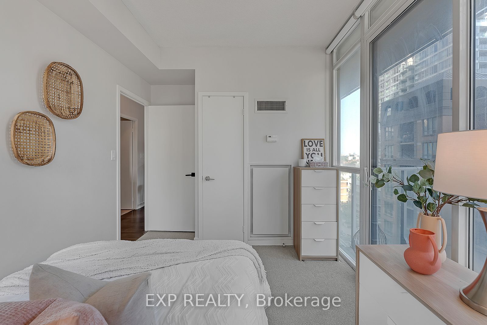 126 Simcoe Street, #1407
