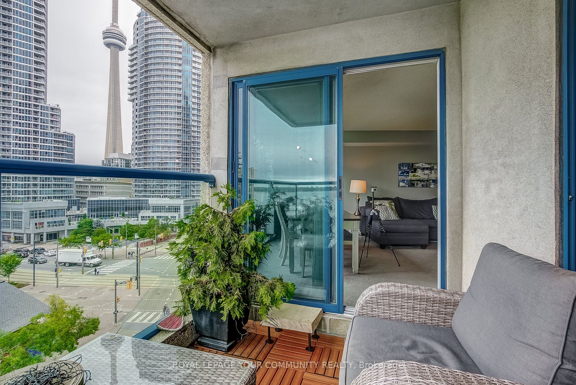 77 Harbour Sq W, #809