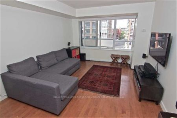 1005 King St W