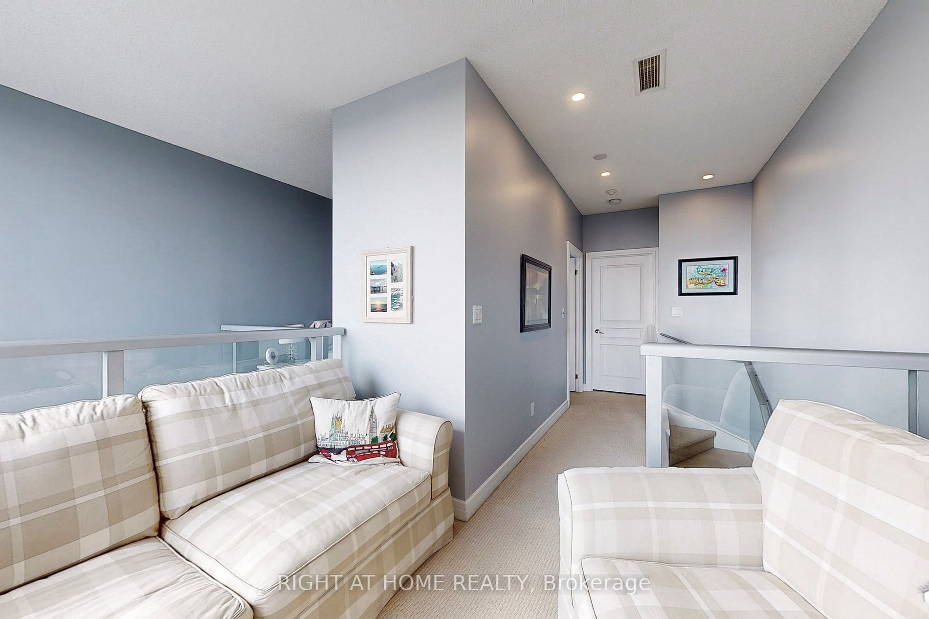 1 Avondale Ave, #Uph7