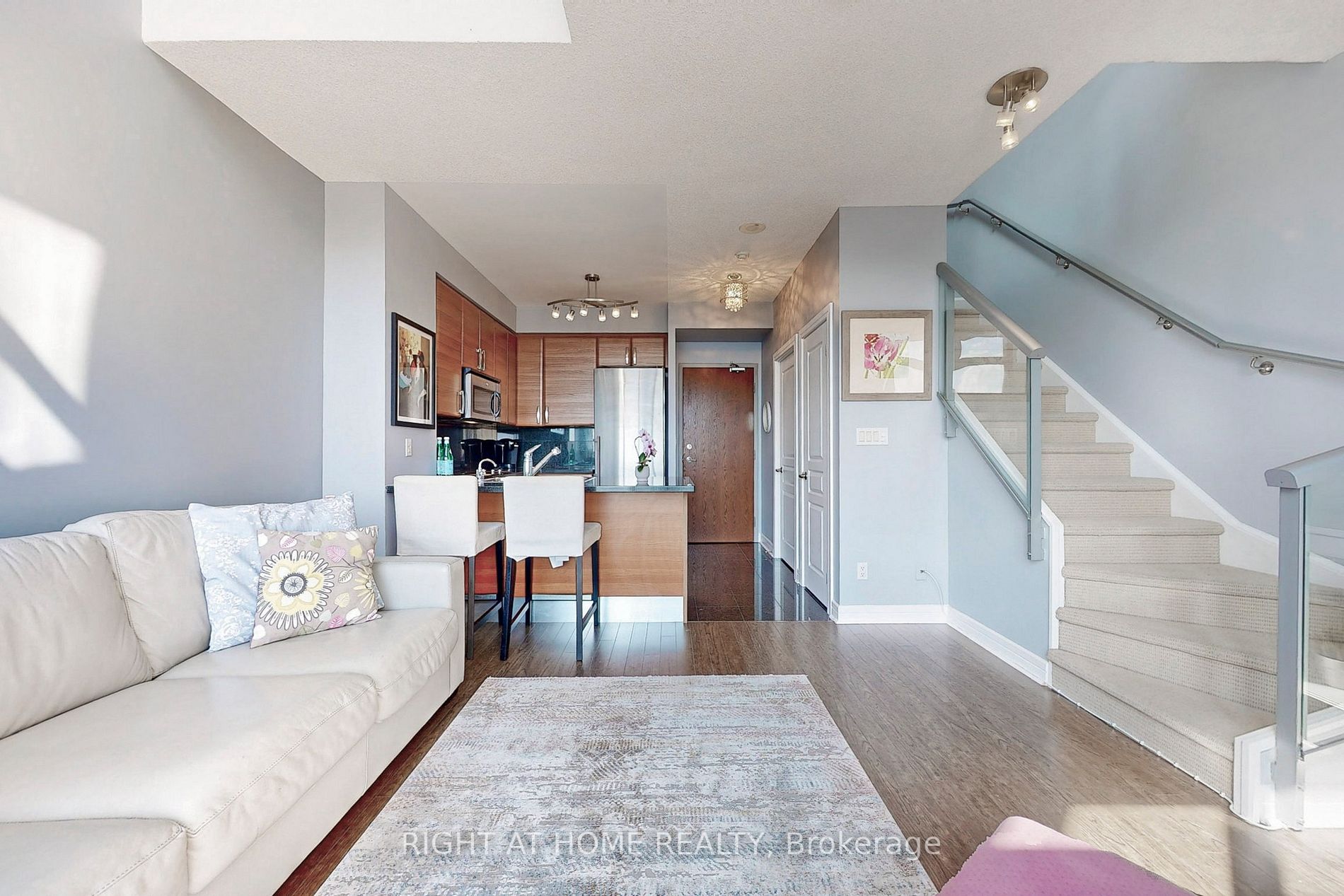 1 Avondale Ave, #Uph7