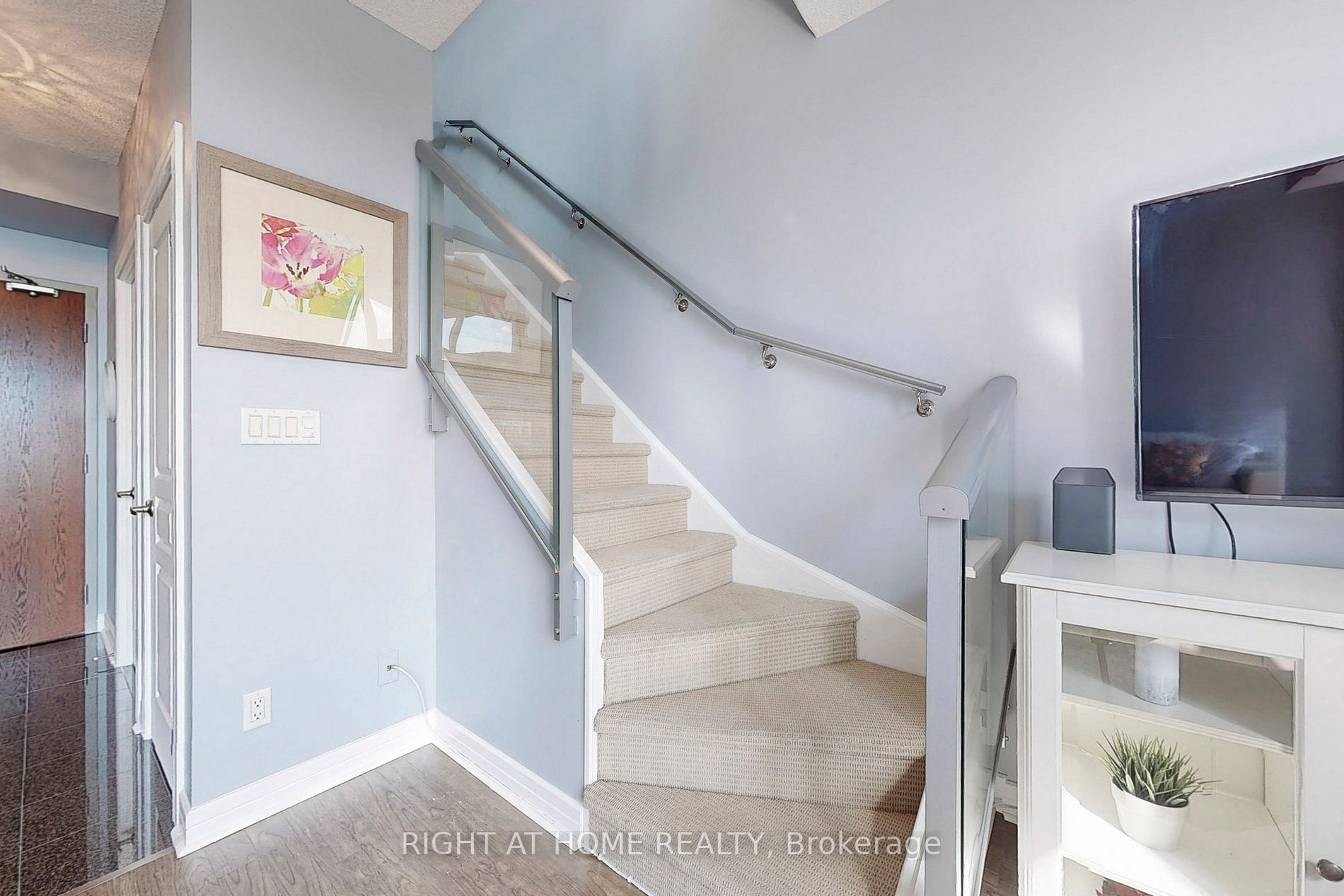 1 Avondale Ave, #Uph7
