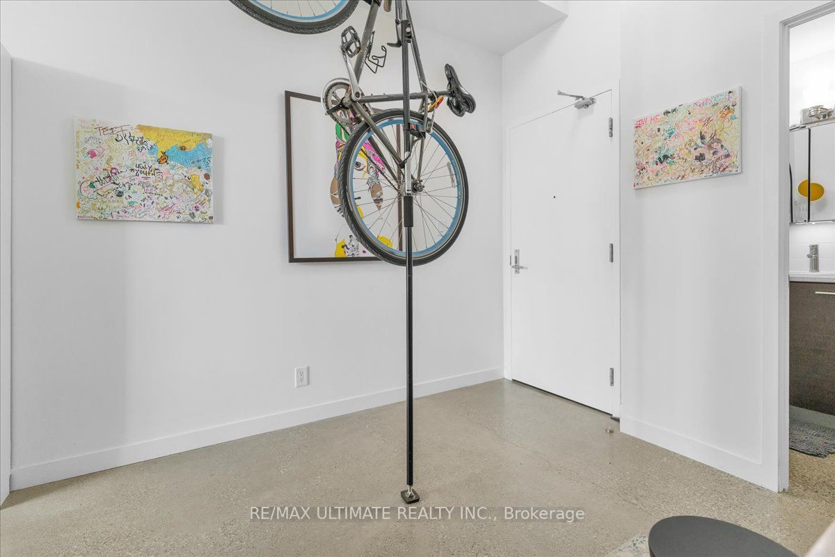569 King St E, #404