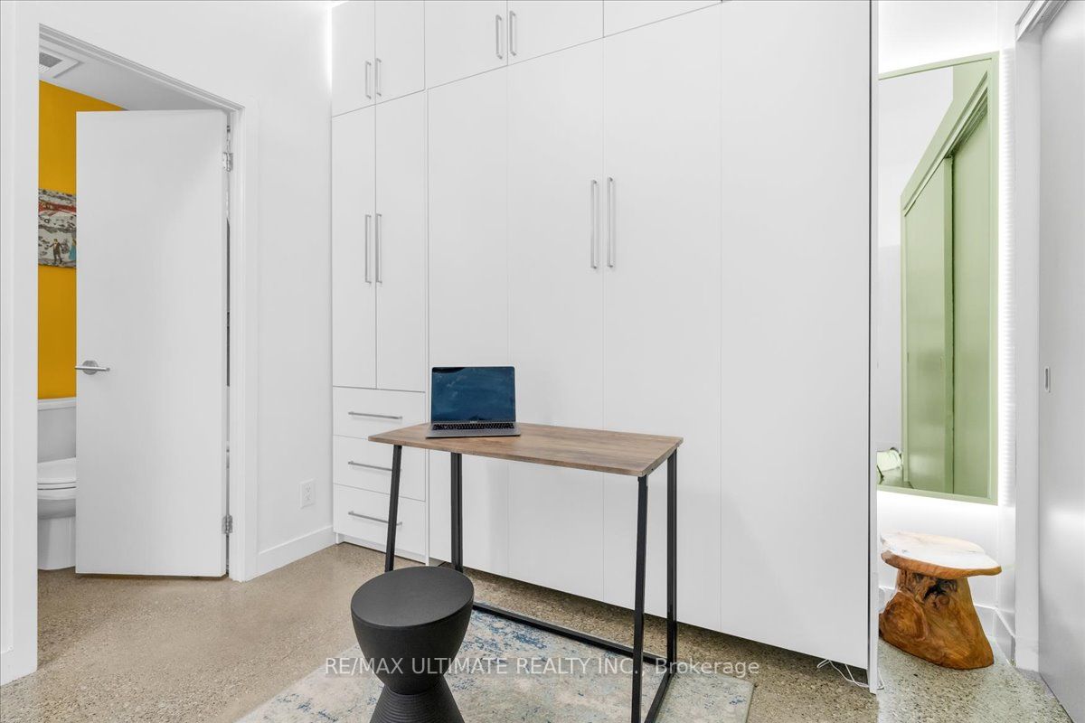 569 King St E, #404