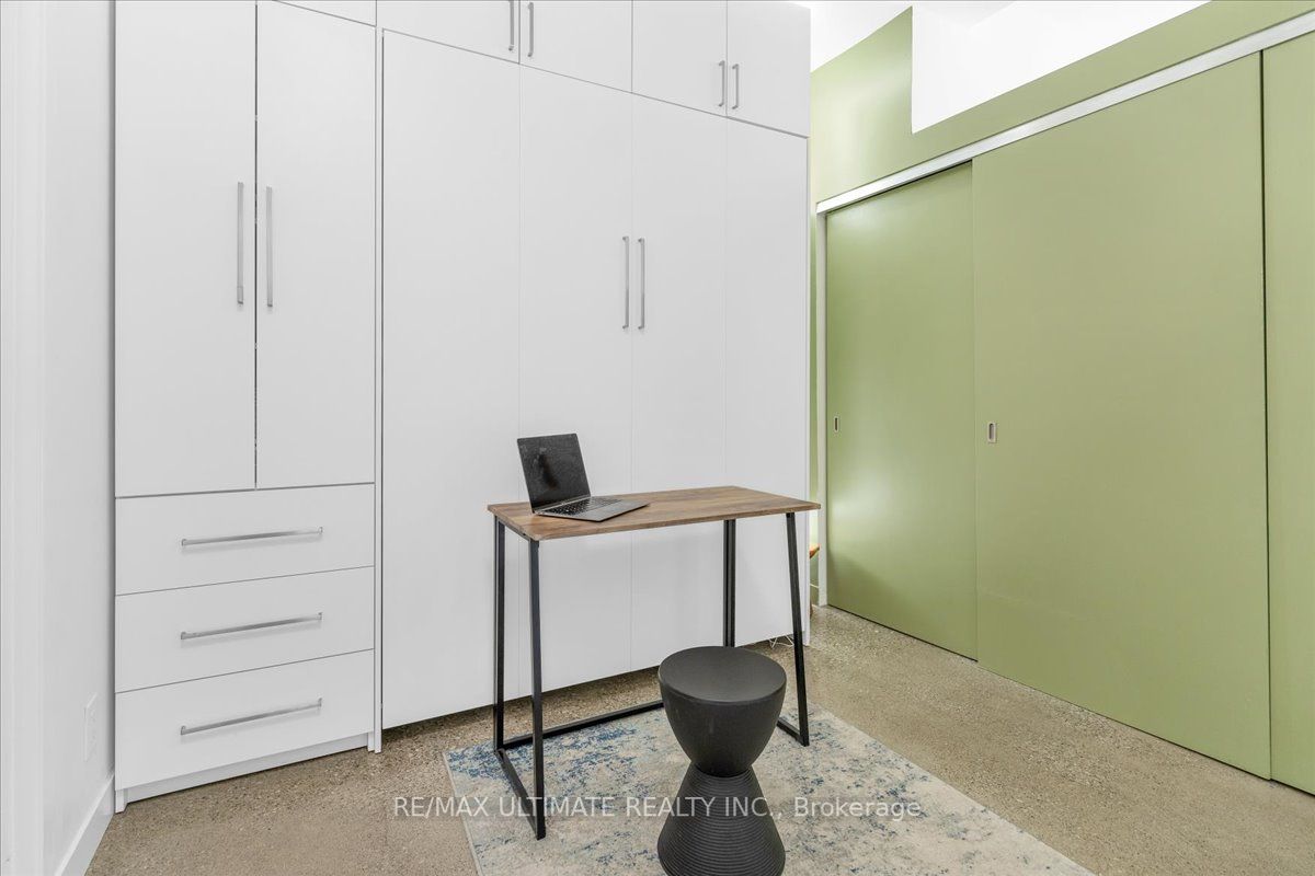 569 King St E, #404