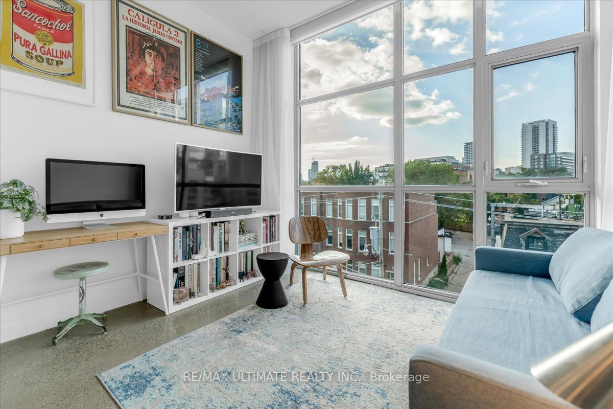 569 King St E, #404