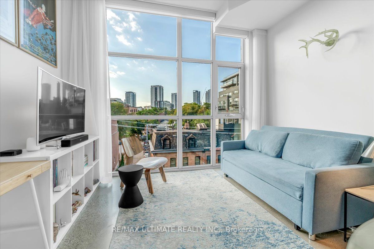 569 King St E, #404