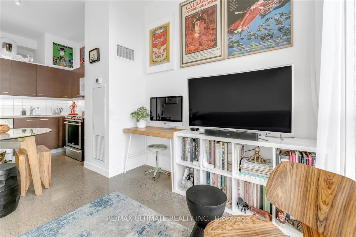 569 King St E, #404