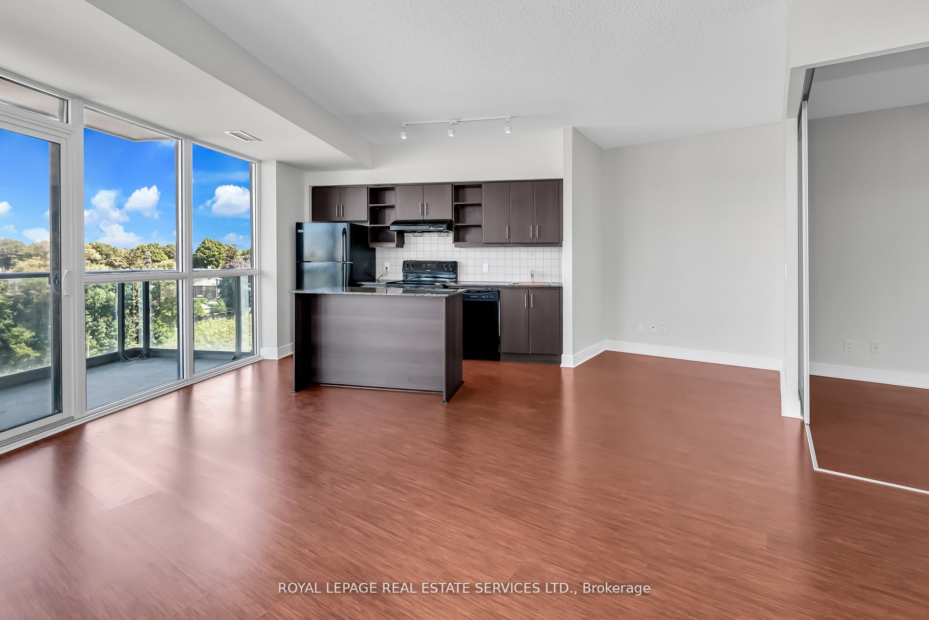 35 Brian Peck Cres, #521