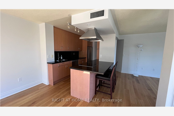 909 Bay St, Toronto