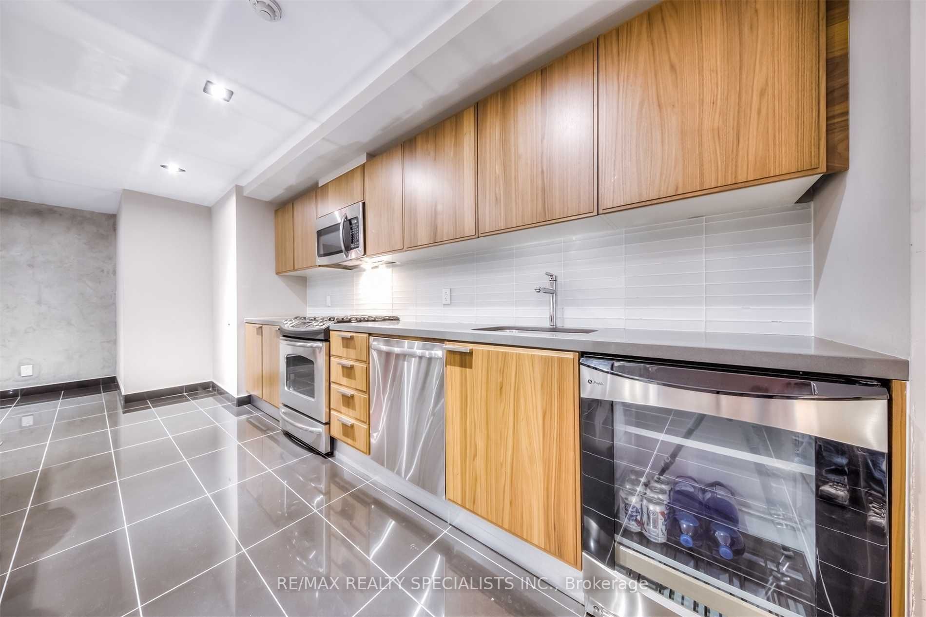 318 King St E, #201