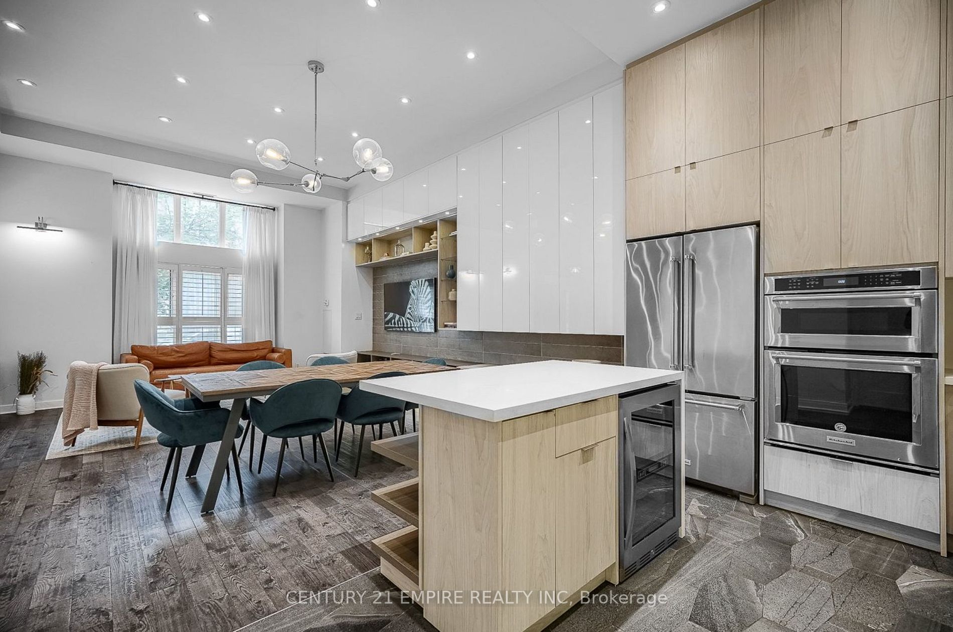 77 Lombard St, #104