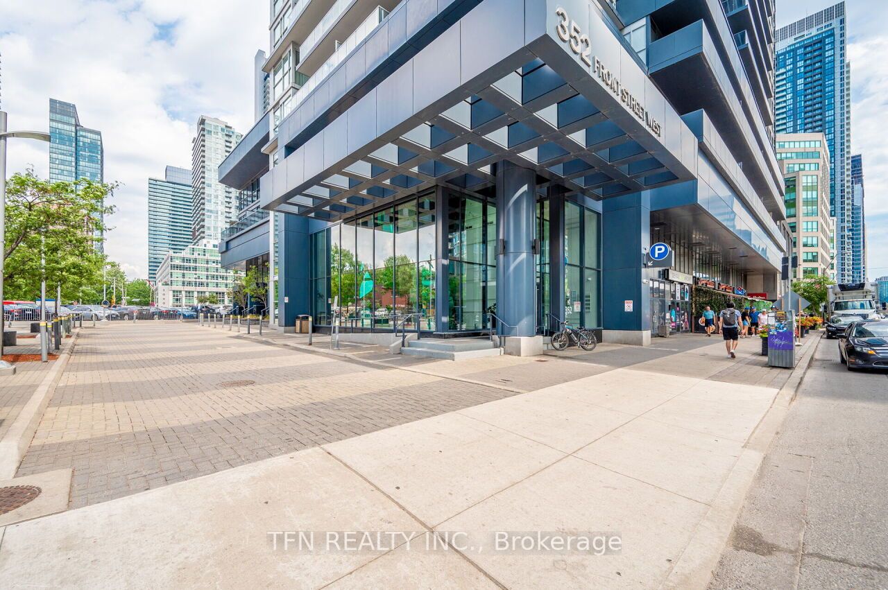 352 Front St W, #1415