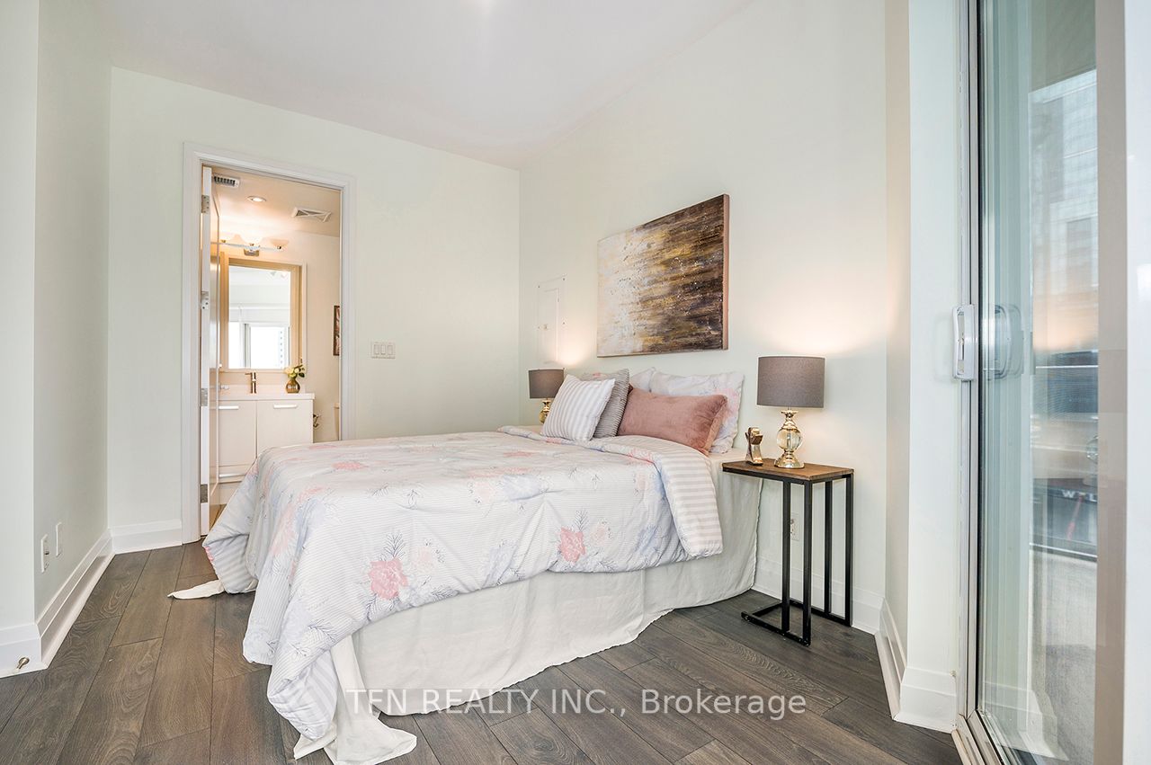 352 Front St W, #1415