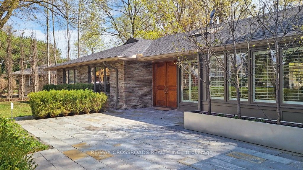 79 Forest Grove Dr