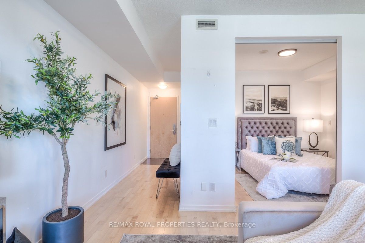 65 Bremner Blvd, #4007