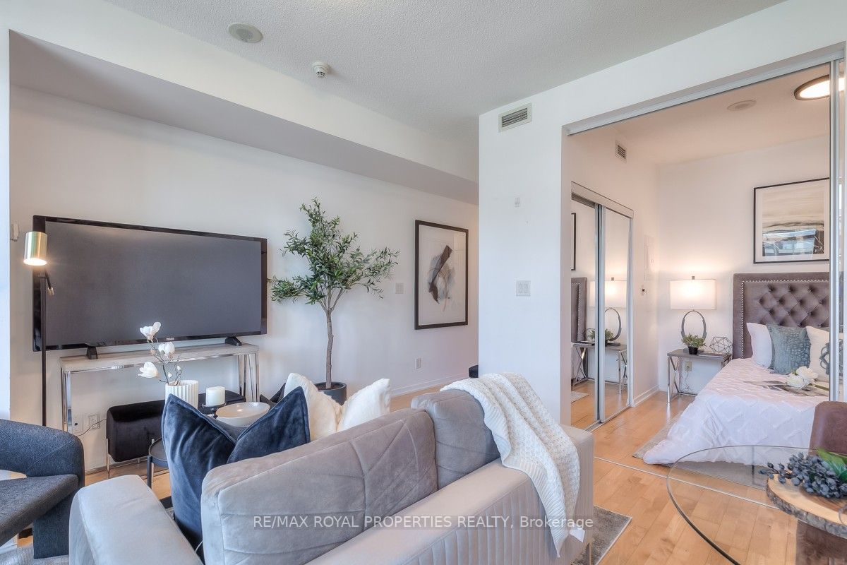 65 Bremner Blvd, #4007