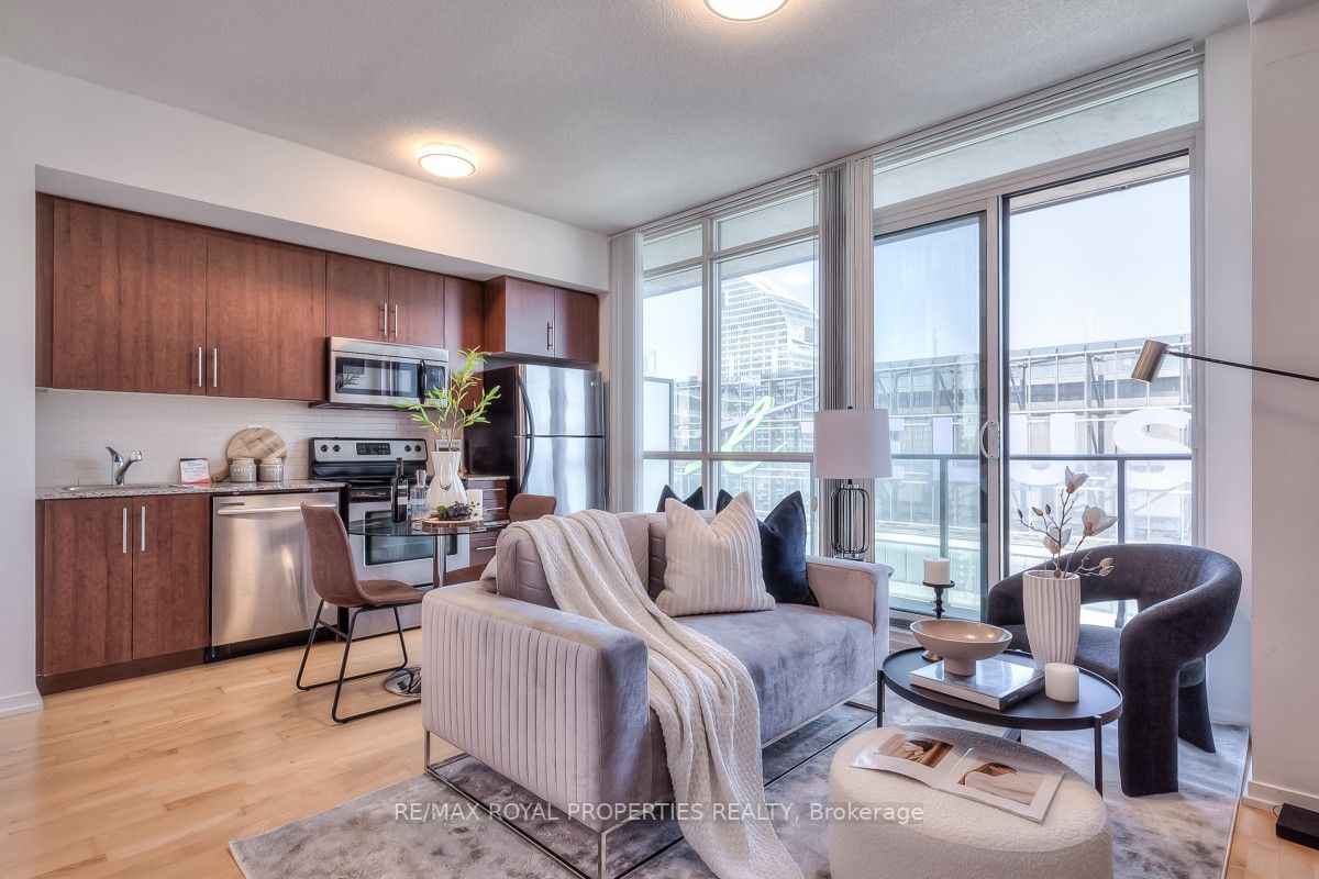 65 Bremner Blvd, #4007