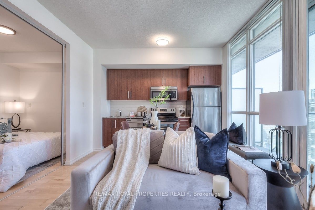 65 Bremner Blvd, #4007