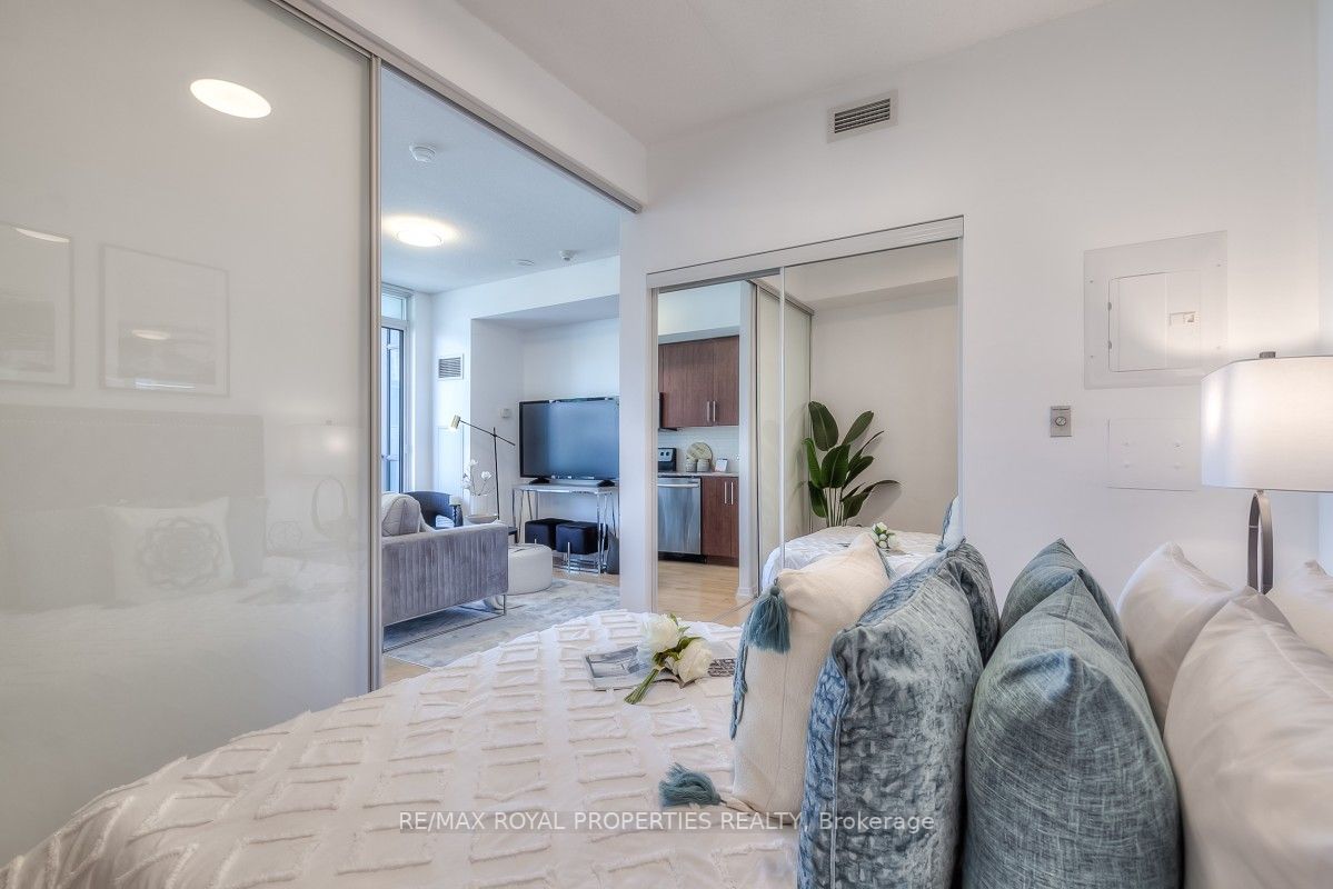65 Bremner Blvd, #4007