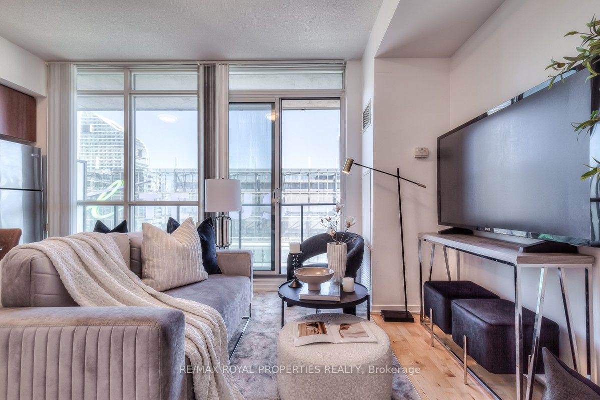 65 Bremner Blvd, #4007