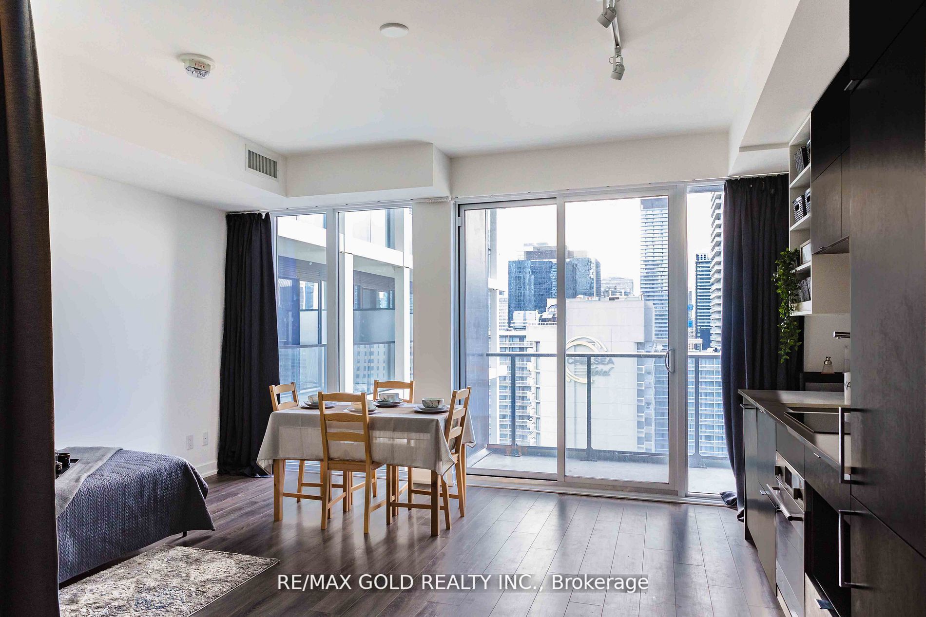 20 Edward St N, #2220