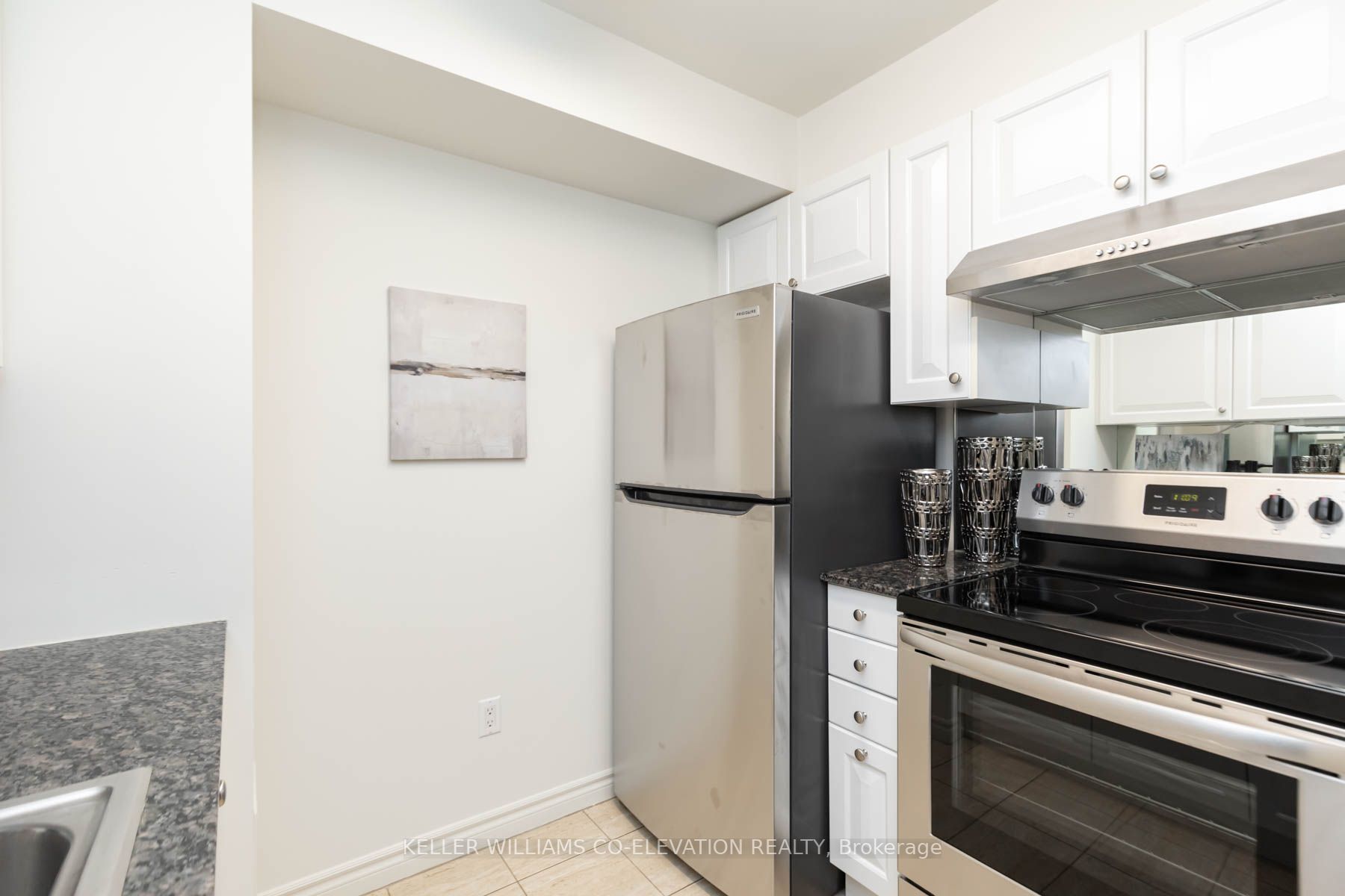 801 Bay St, #909