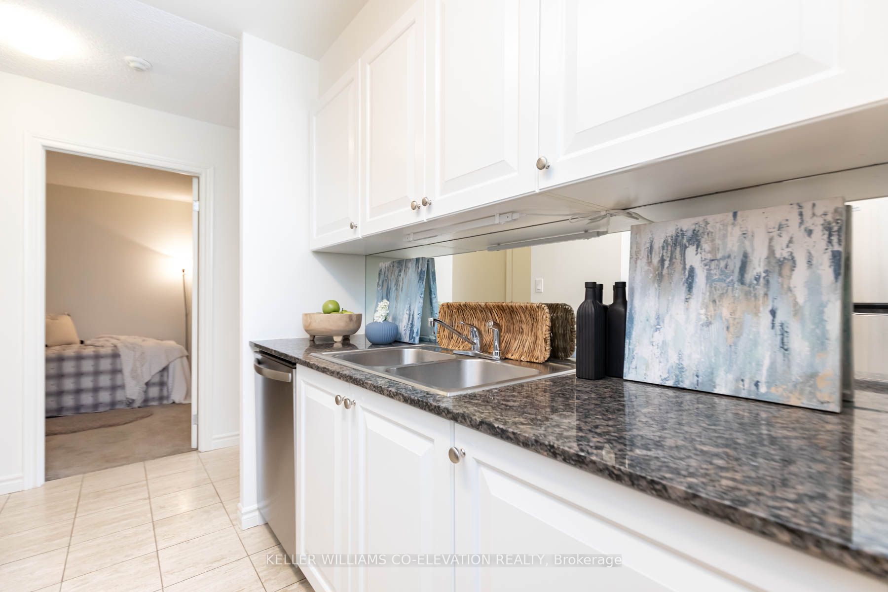 801 Bay St, #909