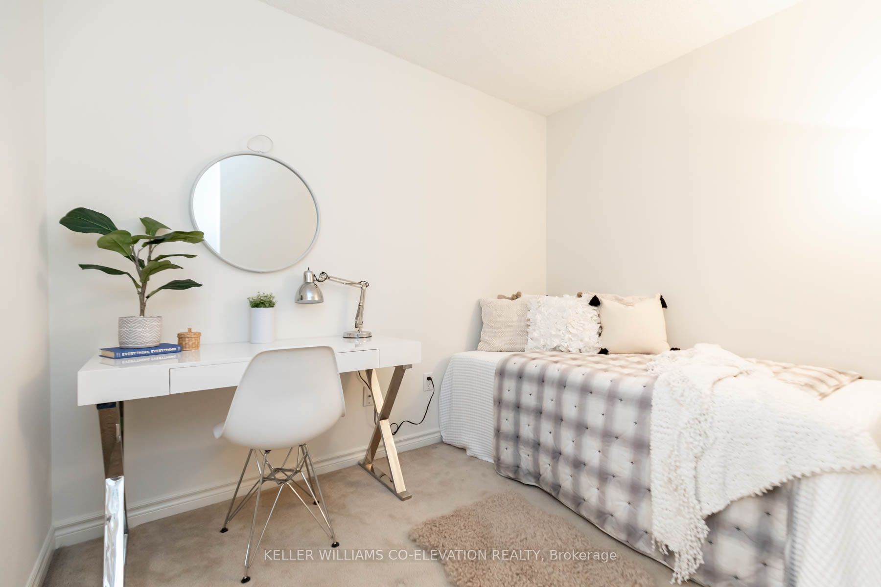 801 Bay St, #909