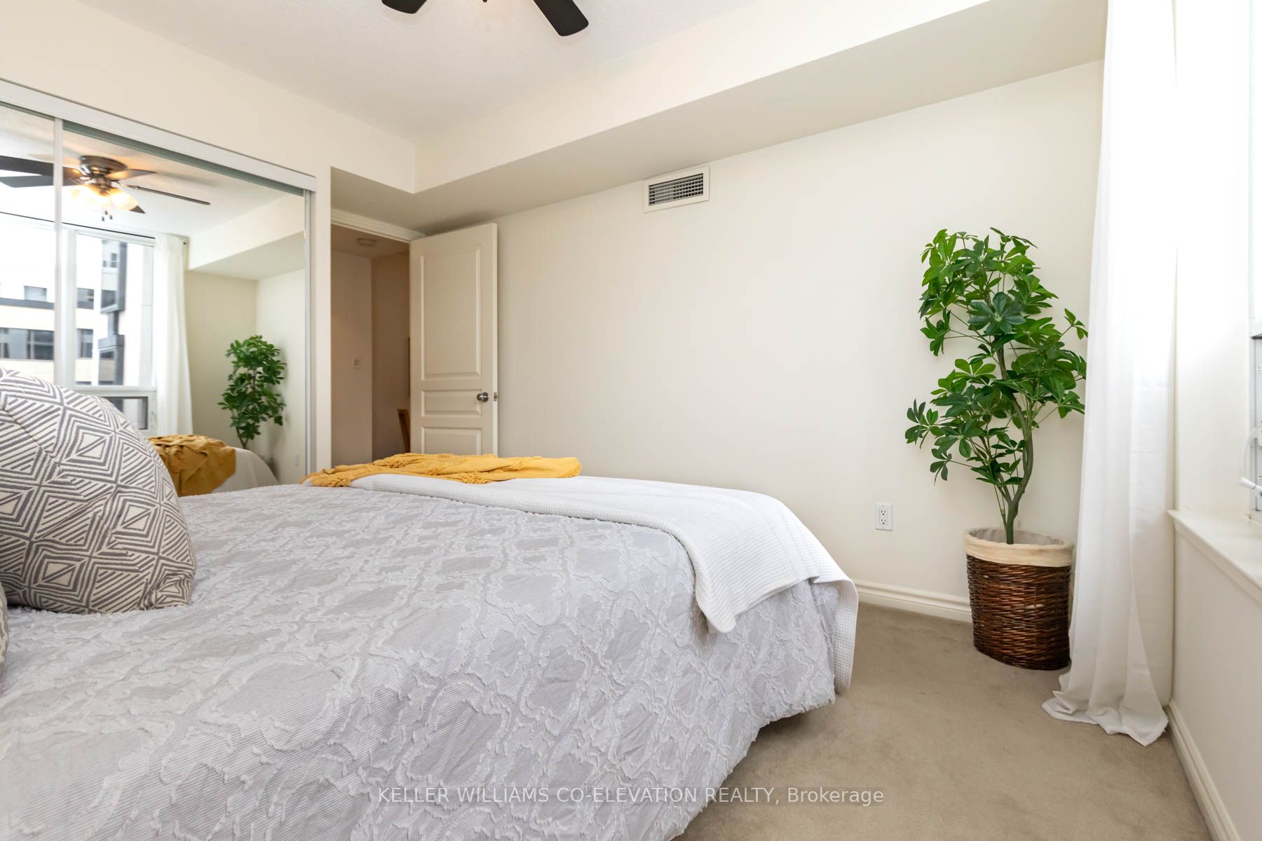 801 Bay St, #909
