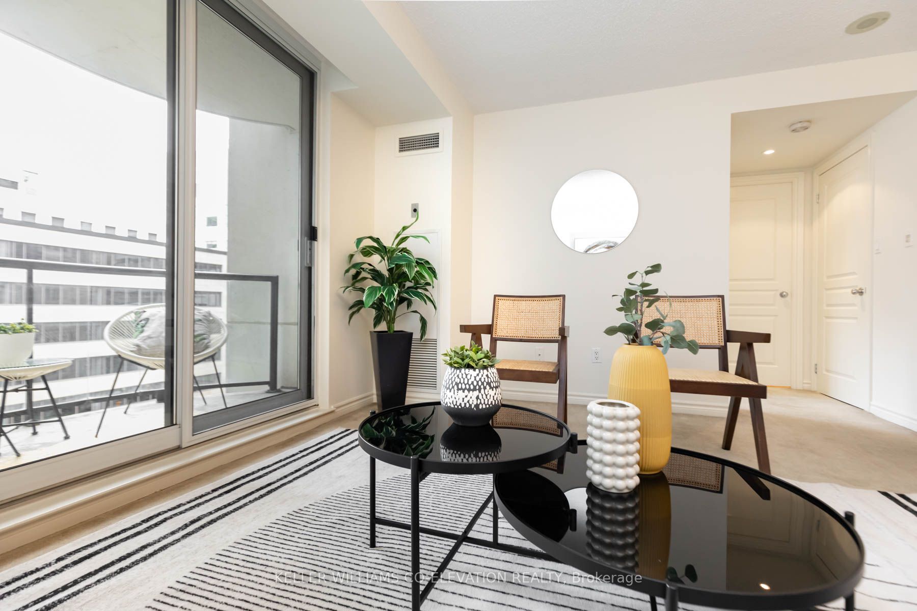 801 Bay St, #909
