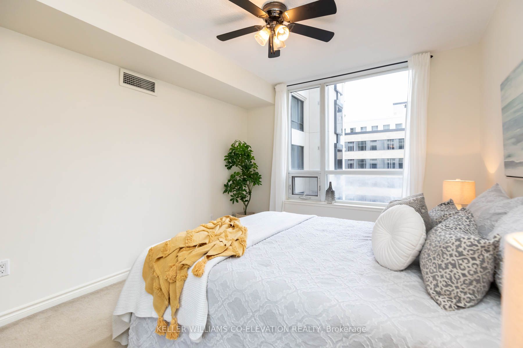801 Bay St, #909